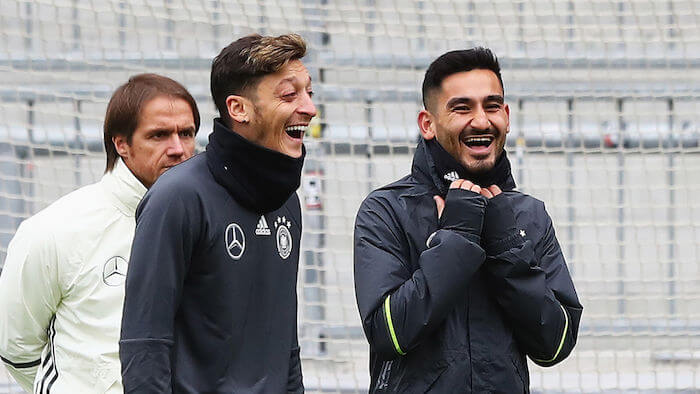 Özil und Gündogan im Kreuzfeuer